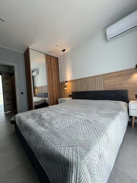 Уютный домик в стиле hi-tech на берегу реки