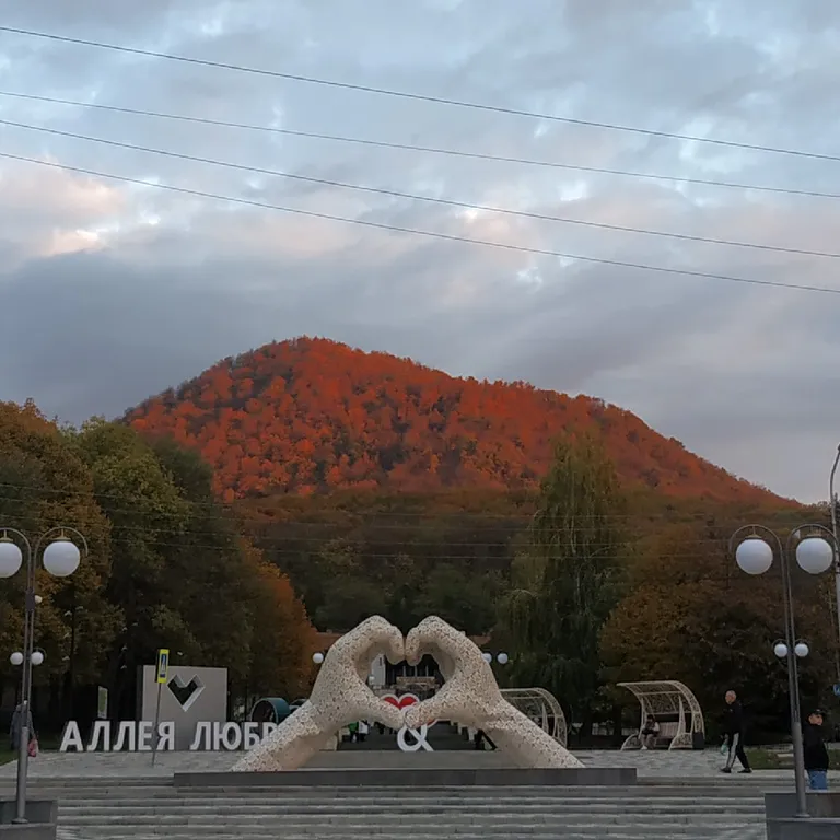 Уютная квартира с видом на горы в центре города
