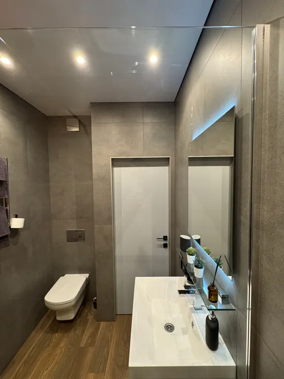 Стильная двухуровневая студия с захватывающим видом на город