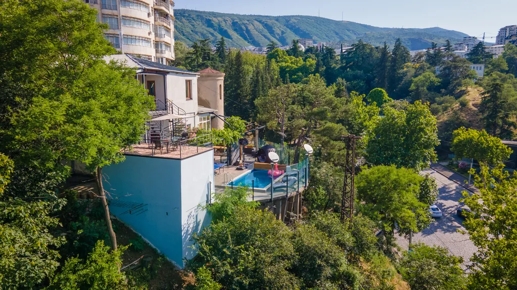Central apartment with a swimming pool