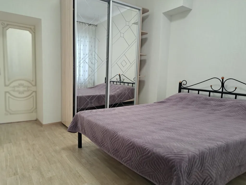 Двухкомнаткая квартира на второй линии от набережной