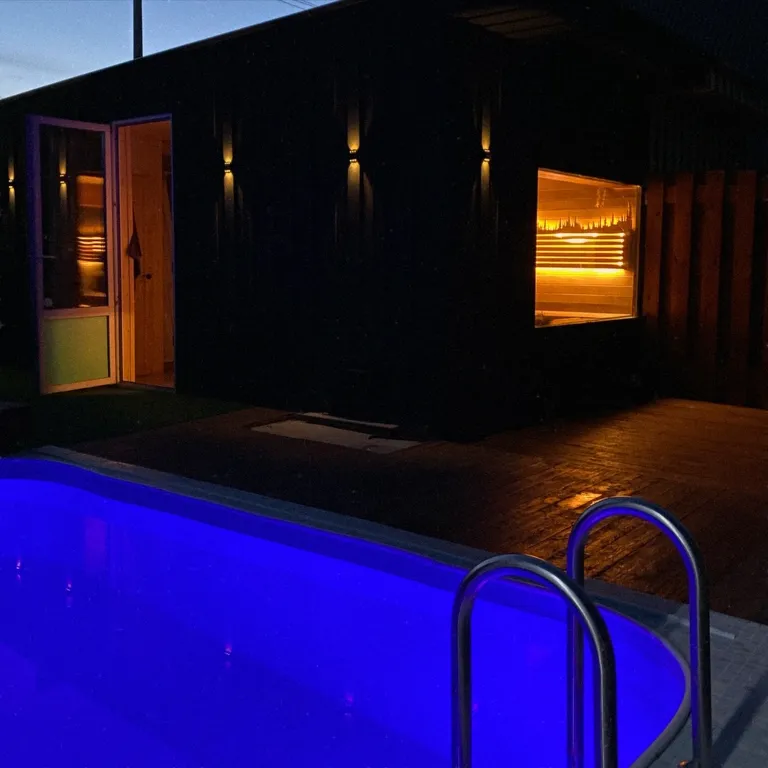 Дом с теплым бассейном на озере