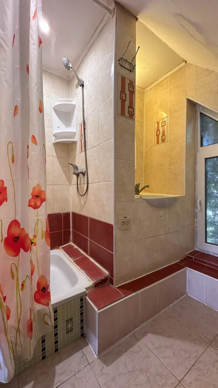 Благоустроенная комната в коттедже с двумя балконами и видом на море.