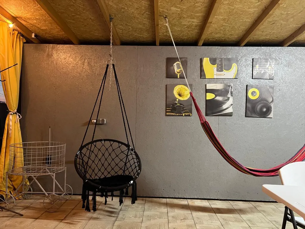 Дачный домик с большой террасой и бассейном