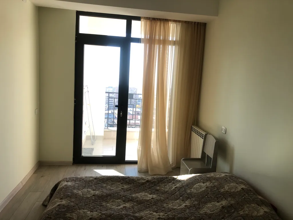 Светлая и уютная комната с видом на город