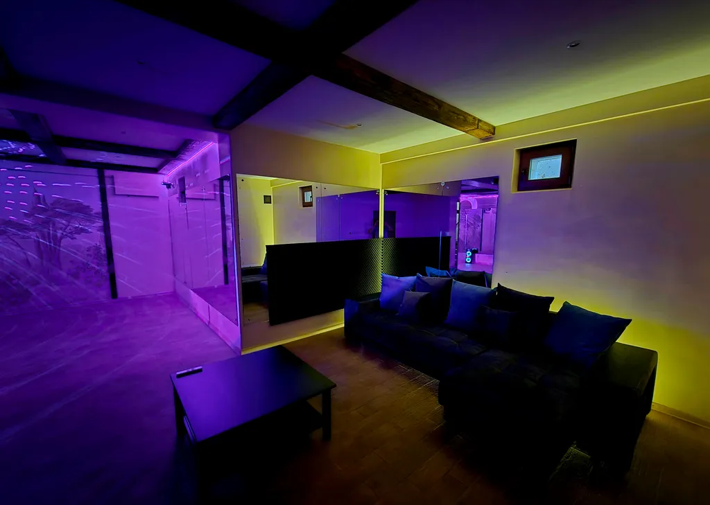 Особняк с большим бассейном в живописном лесном поселке