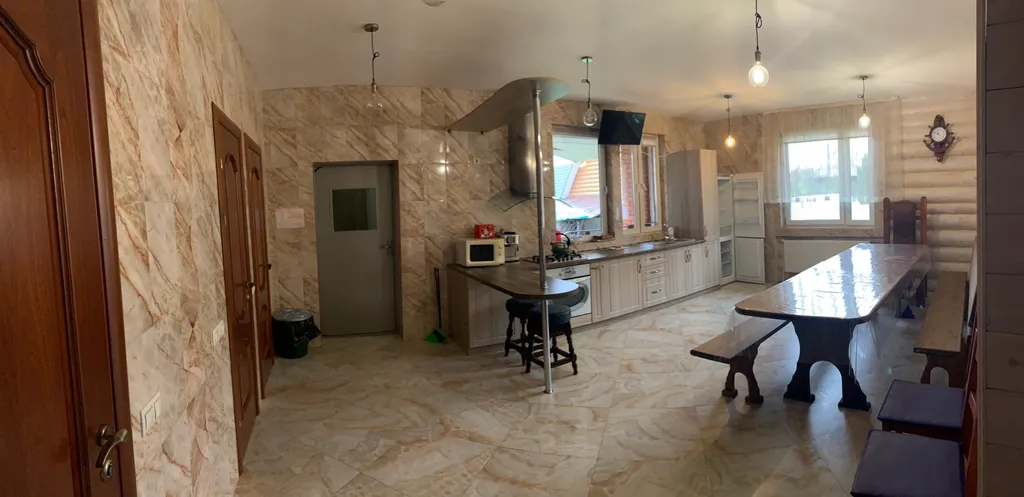 Дом в окружении леса