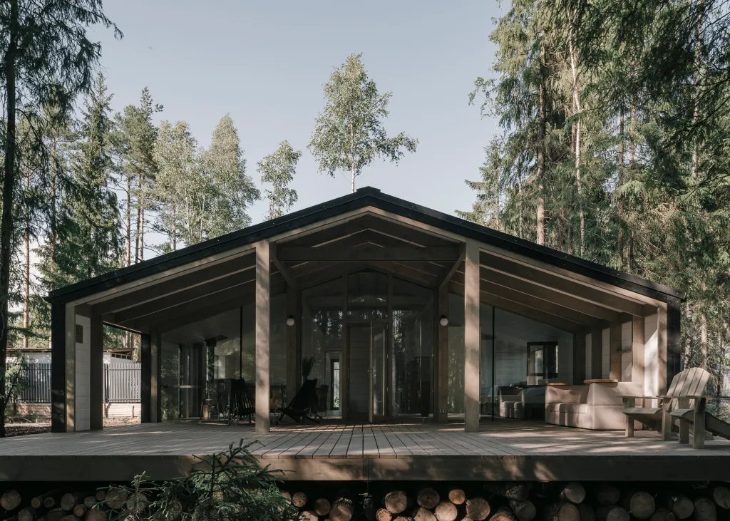 Загородный дом с террасой, баней и видом на лес