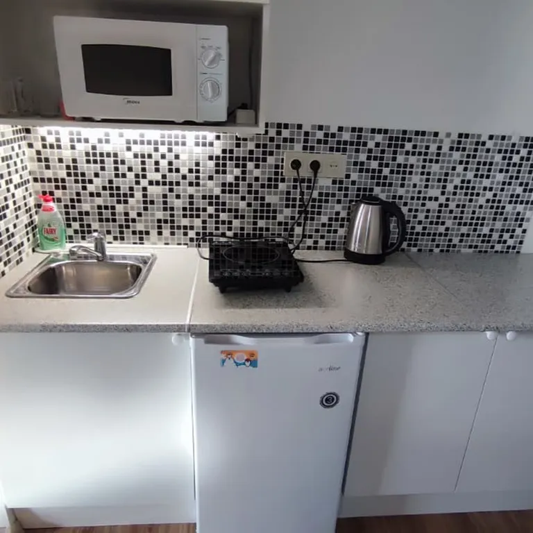 Cтильнaя студия c видом нa гopод и горы