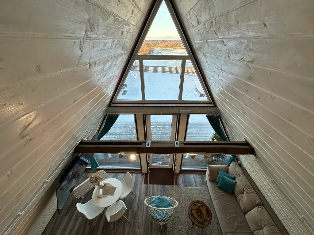 Дом в стиле A-frame на самом берегу реки