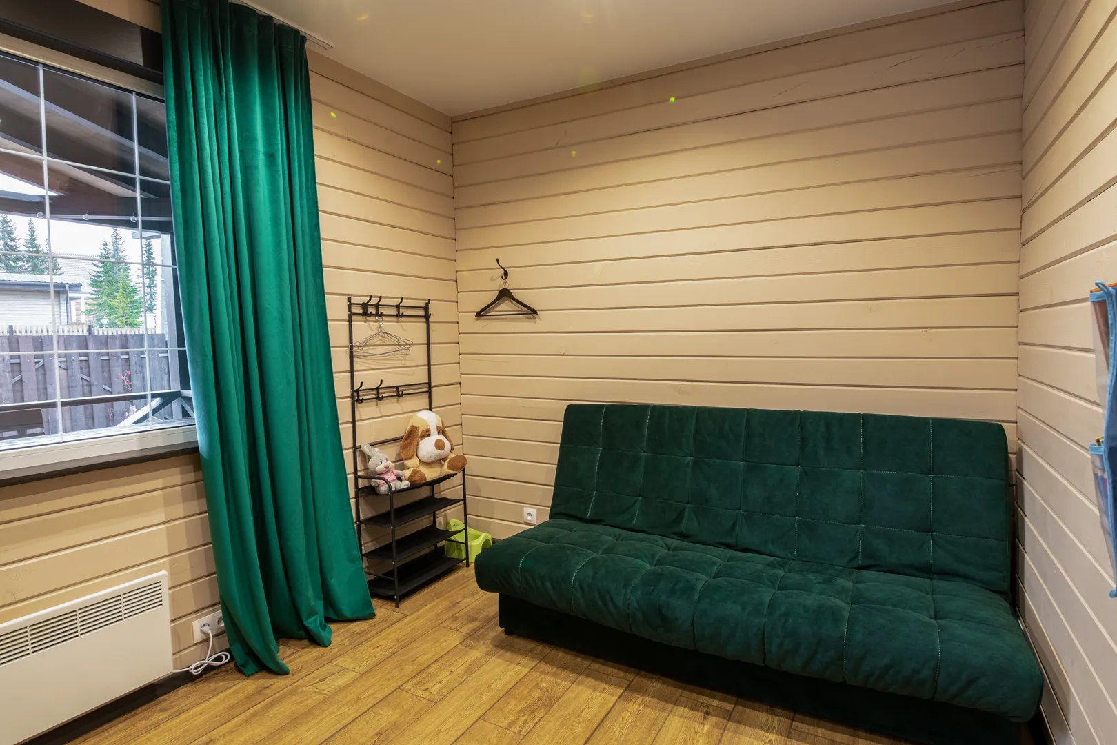 Диван в спальной первого этажа раскладной 