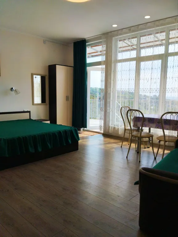 Уютная студия с шикарным видом на море и горы