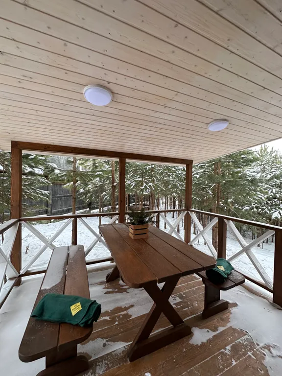 Уютный дом в деревне у реки