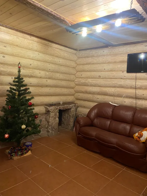 Уютный бревенчатый двухэтажный дом