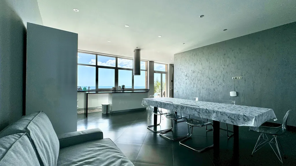 Дом с видом на горы и море