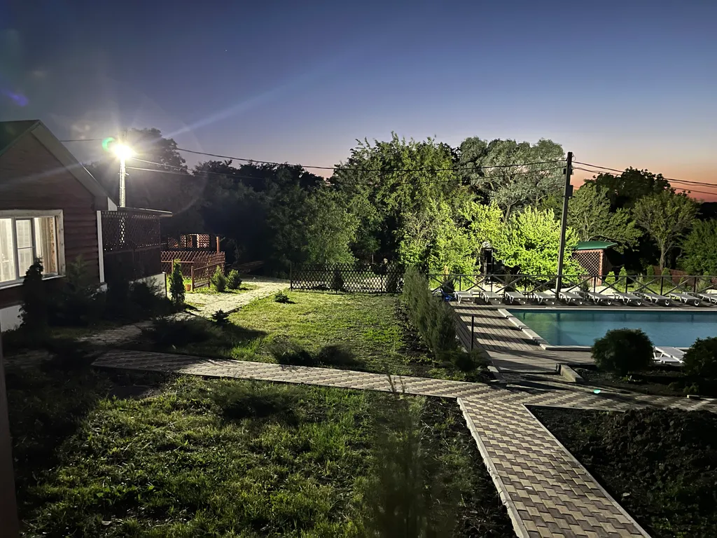 Деревянный дом для со всеми удобствами бассейн у крыльца, зелёный лес