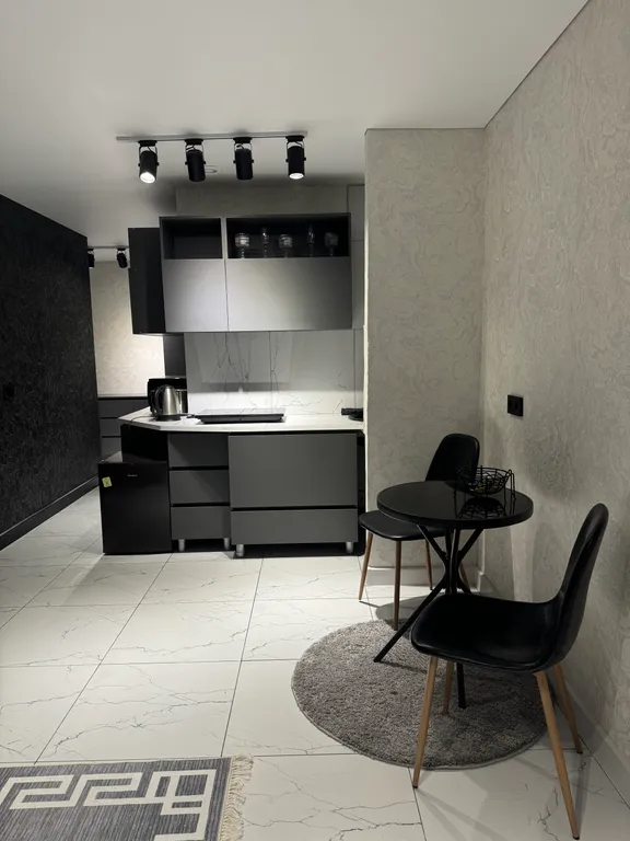 Новая квартира в центре города с елкой и сервировкой