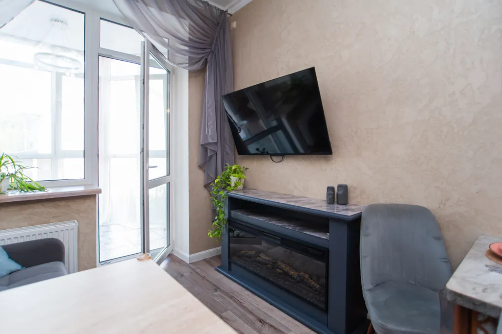 Двухэтажная квартира рядом с зимним лесом