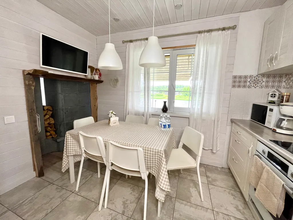 Благоустроенный дом у реки