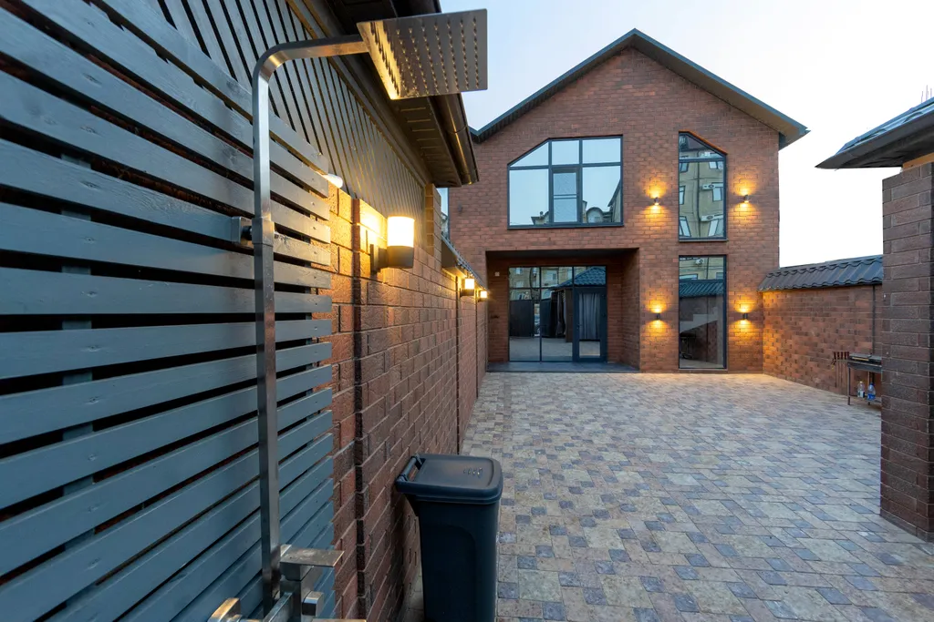 Просторный двухэтажный коттедж на берегу городского пляжа