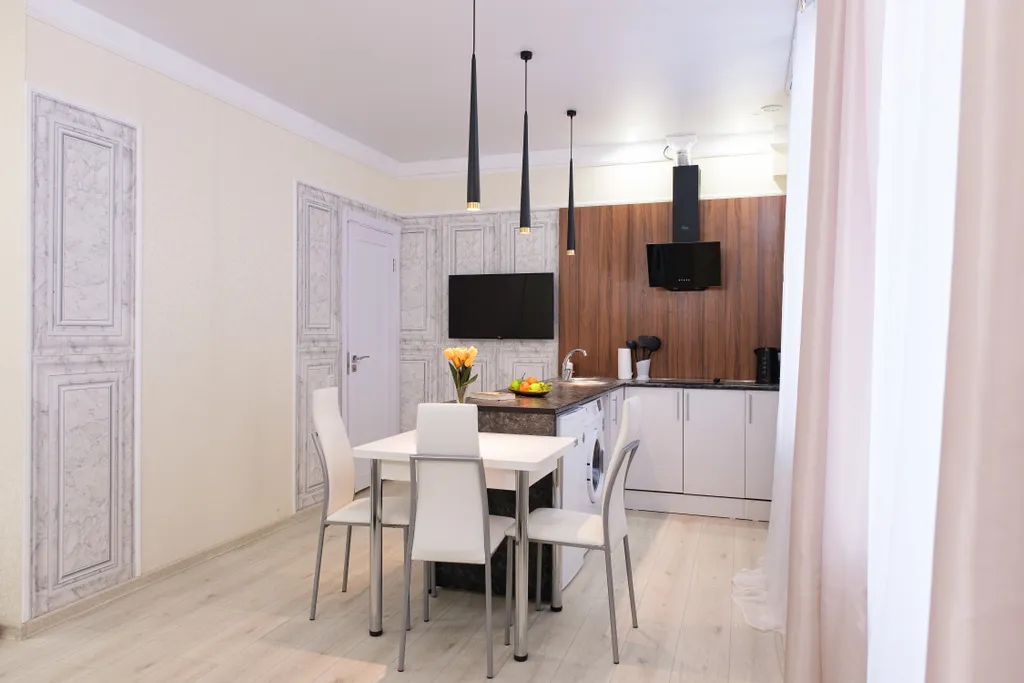 Квартира с огромной круглой ванной и камином