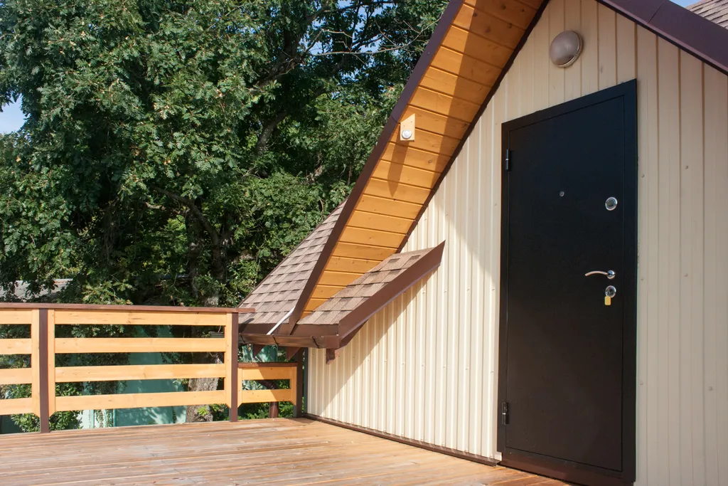 Номер кухонным уголком, просторной террасой и видом на море