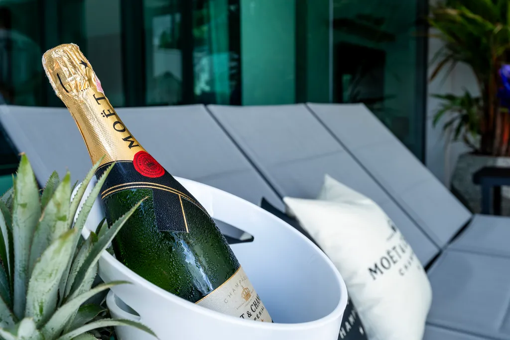 Новая вилла с бассейном, террасой и барбекю зоной, рядом с Боат авеню