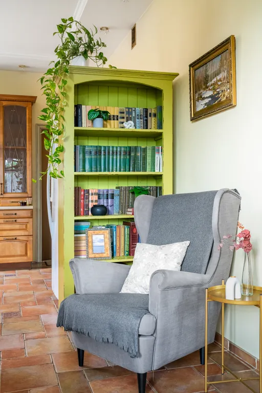 Белый коттедж с баней и бассейном рядом с озером