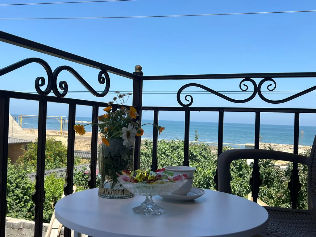 У берега моря новая уютная дача