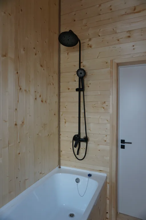 Дом с фурако на берегу реки