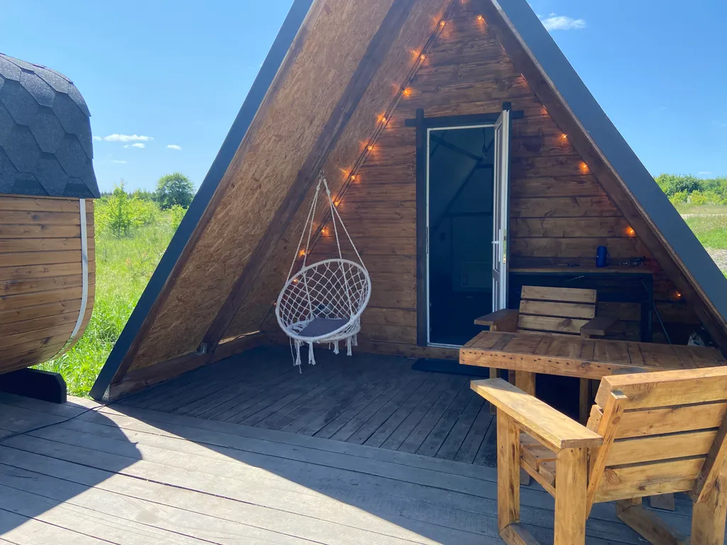 Треугольный дом с баней и чаном