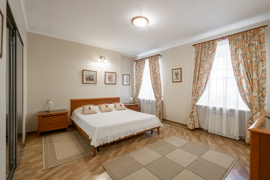 Апартаменты Кареты и Лошади с тремя спальнями рядом с Эрмитажем