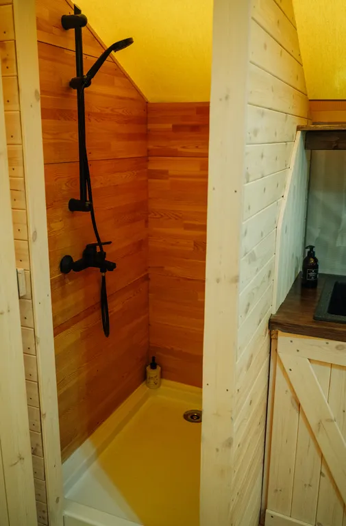 Уютная хижина в лесу у реки