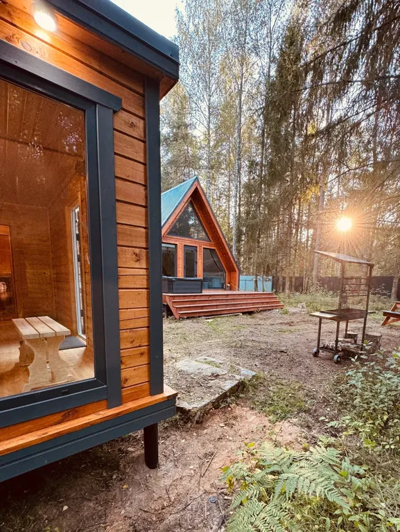 Дом A-frame с баней и джакузи под открытым небом в сосновом лесу