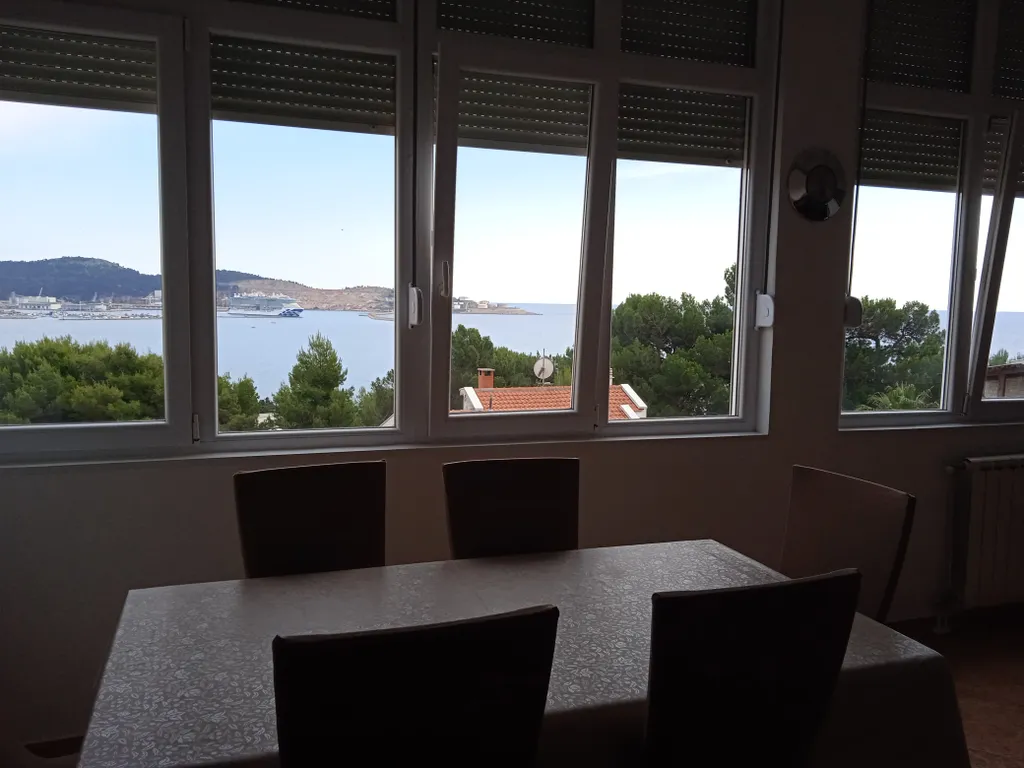 Вид на море и город