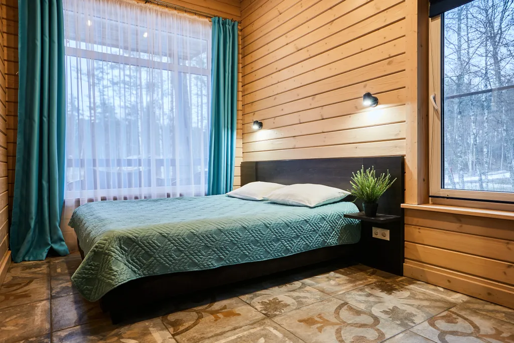 Просторный коттедж с 4 спальнями, камином и террасой