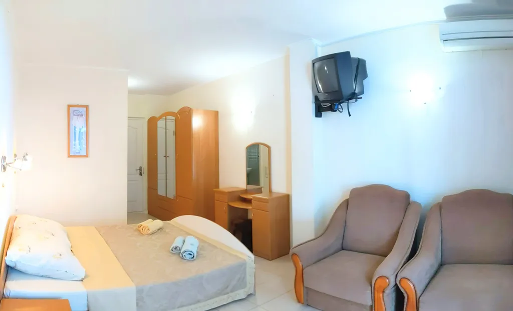 Уютная комната с видом на море