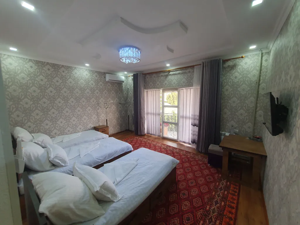 Трехместный номер с балконом, завтрак включен