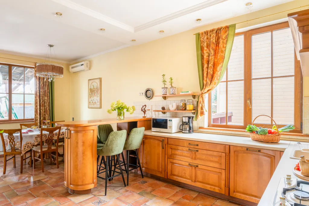 Белый коттедж с баней и бассейном рядом с озером