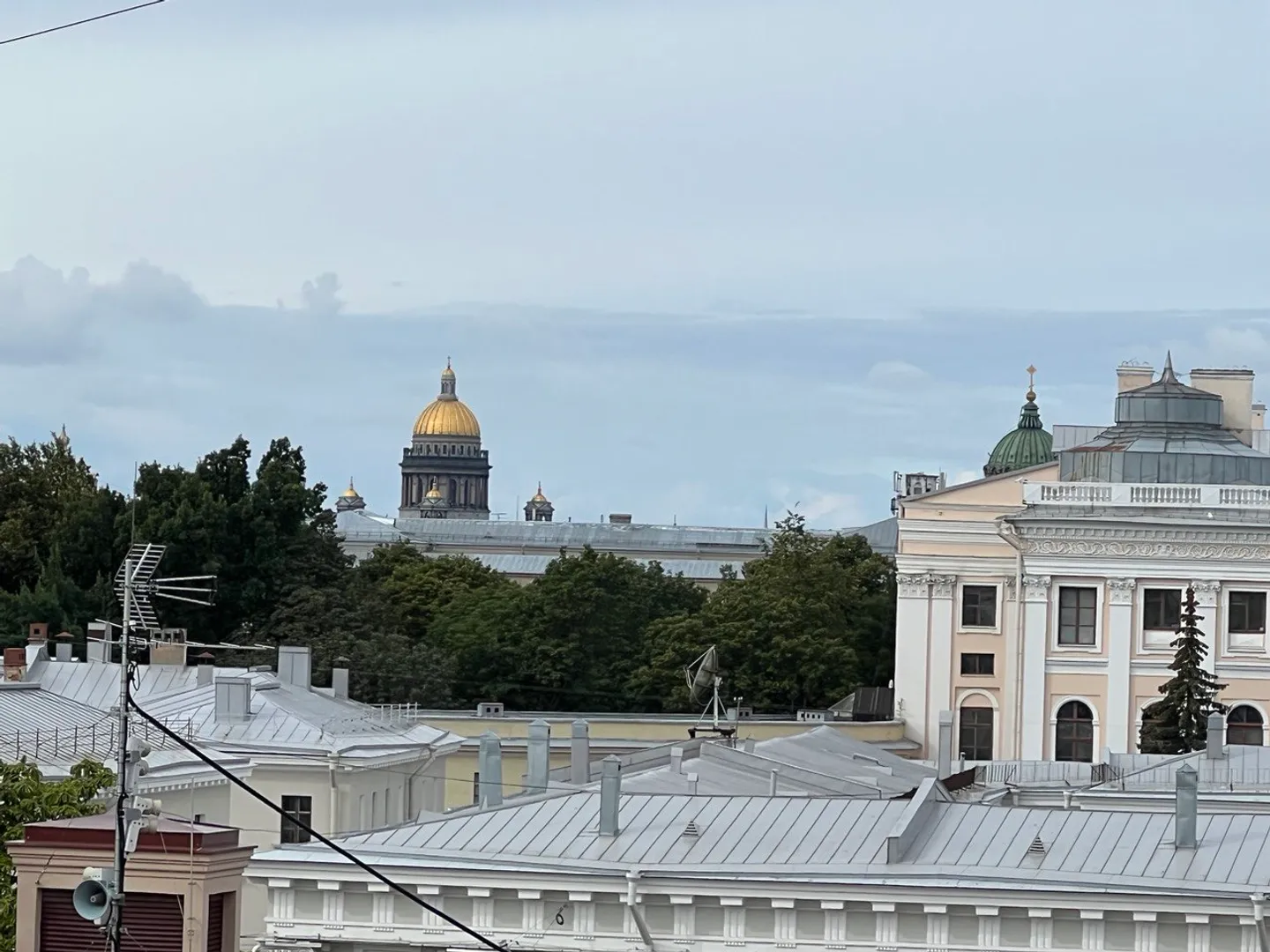 Вид из окон на город и купол Исаакиевского собора