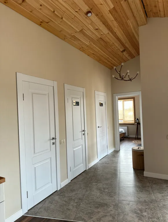 Дом-баня в красивом саду рядом с водоемом