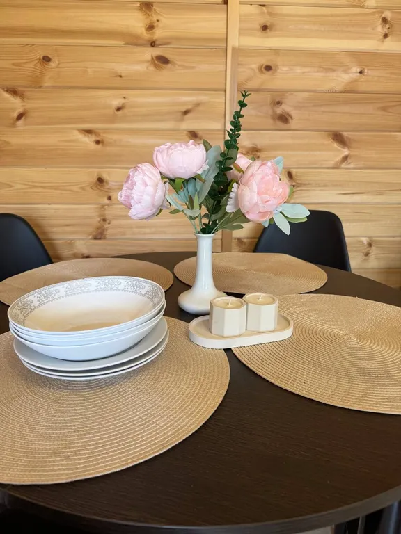 Домик в живописном месте у воды