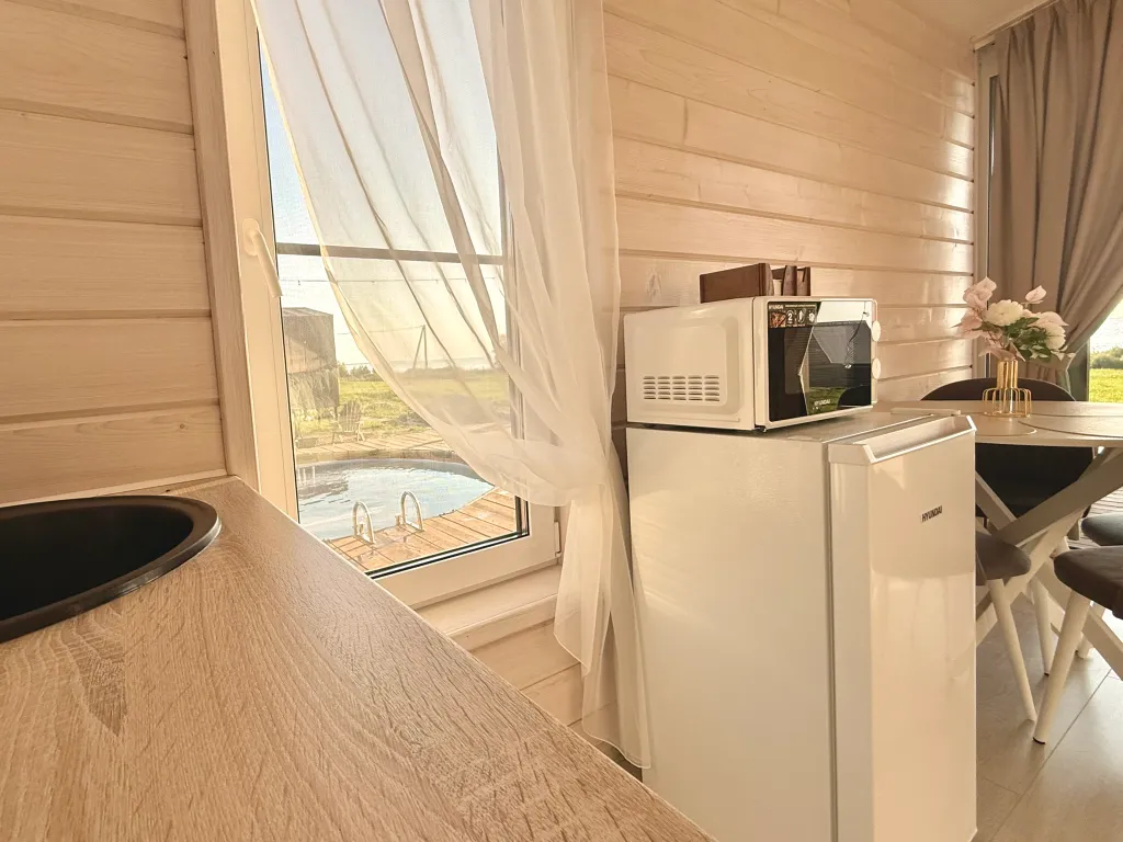 Lodge with pool (дом на берегу рыбинского водохранилища)