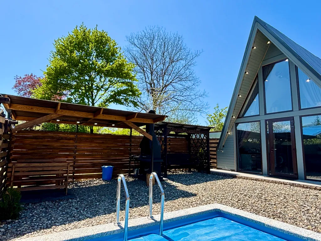 Отдельный домик а-фрейм с бассейном и видом на горы