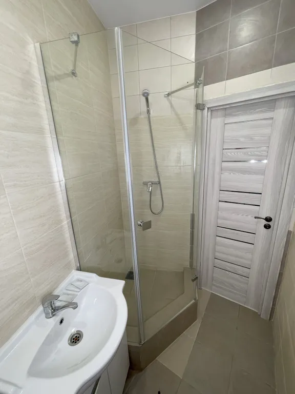 Просторная квартира с Большими Окнами