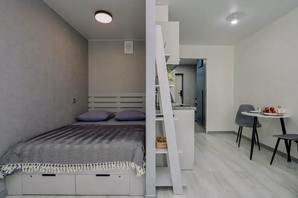 Очaровaтельнaя cтудия с уютными качелями на бaлконe