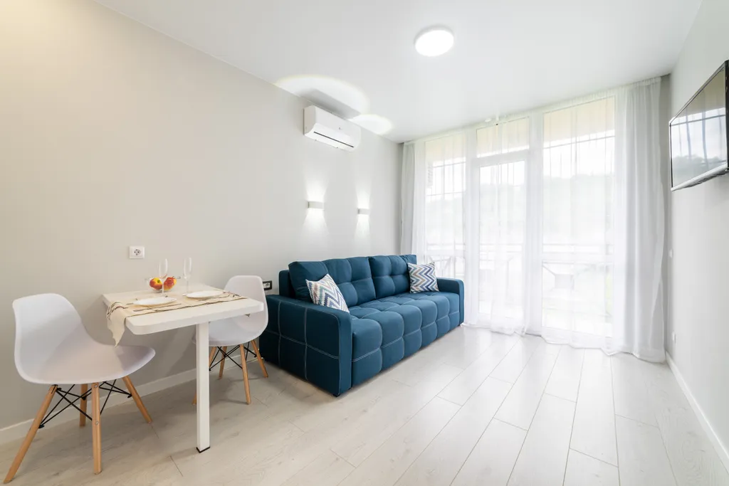 Новая светлая студия с балконом