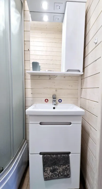 Уютный дом у реки с беседкой и верандой