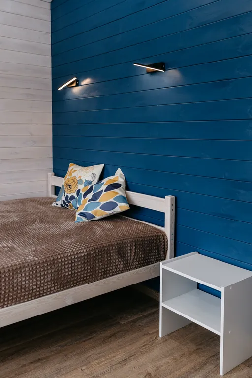 Дом с панорамными окнами и террасой в окружении леса