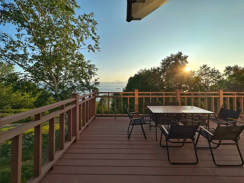 Шале с видом на бухту и вулкан